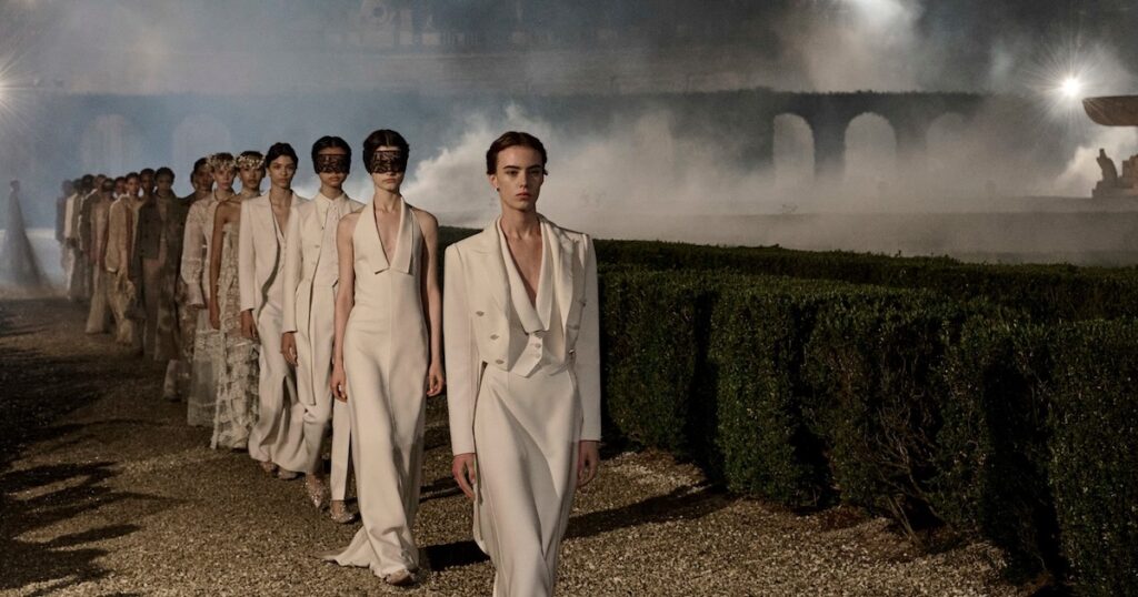 DIOR CONQUISTA ROMA: TRA OMBRE DEL PASSATO E BAGLIORI DI HAUTE COUTURE